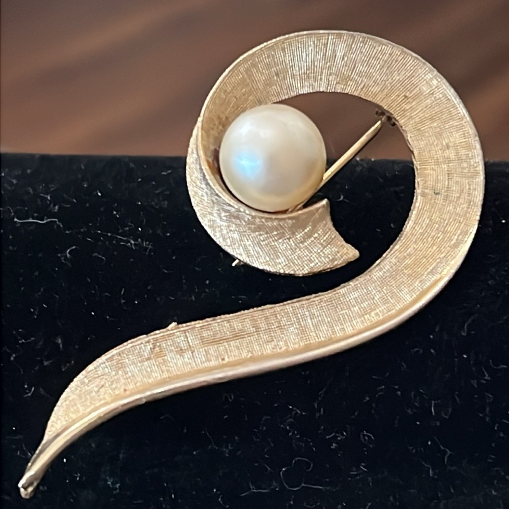 Coro 1940s textured brooch